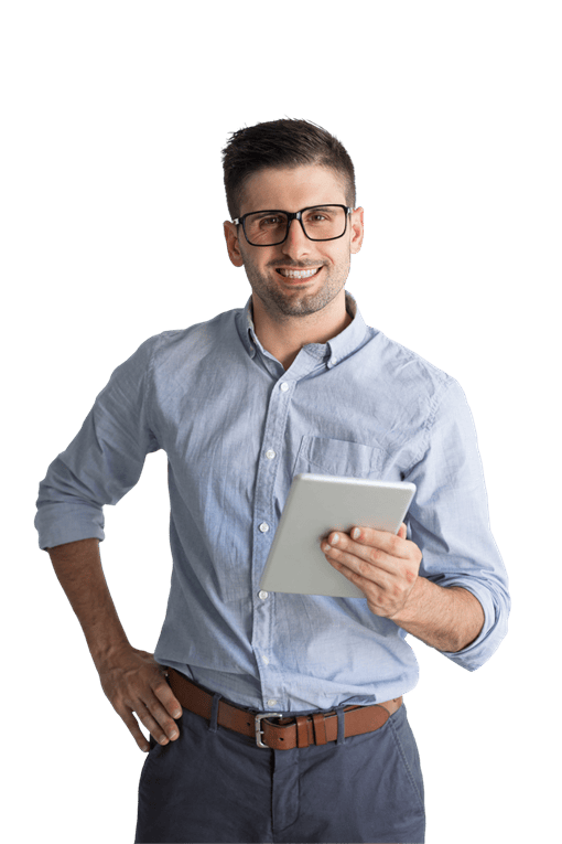 Colaborador sonriente con tablet